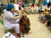 TRƯỜNG MẦM NON HOA HỒNG PHỐI HỢP VỚI TRUNG TÂM Y TẾ PHƯỜNG ĐIỆN BIÊN PHỦ TRONG CÔNG TÁC UỐNG VITAMIN A VÀ CHĂM SÓC SỨC KHỎE CHO TRẺ